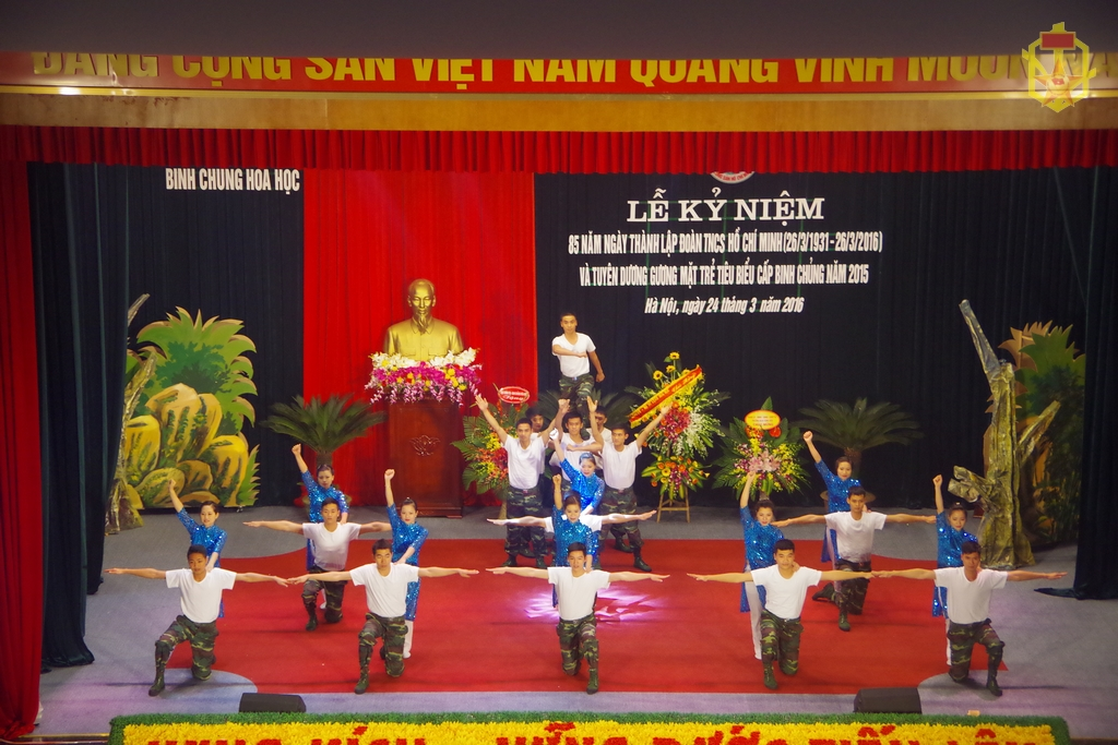 Tiết mục văn nghệ của Đoàn Cơ sở Trường Sĩ quan Phòng hóa tại Lễ mít tinh