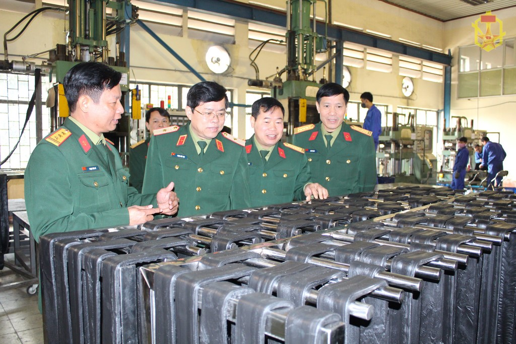 Đồng chí Thiếu tướng Phạm Đức Thọ kiểm tra dây truyền sản xuất khí tài phòng hóa tại Nhà máy X61