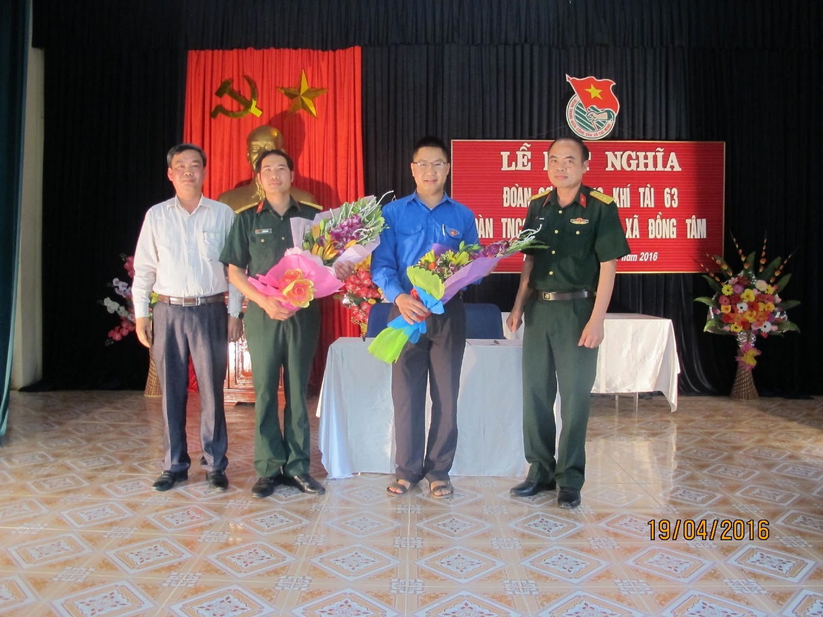 Lãnh đạo xã Đồng Tâm và Lãnh đạo Kho Khí tài 63 tặng hoa chúc mừng Lễ kết nghĩa
