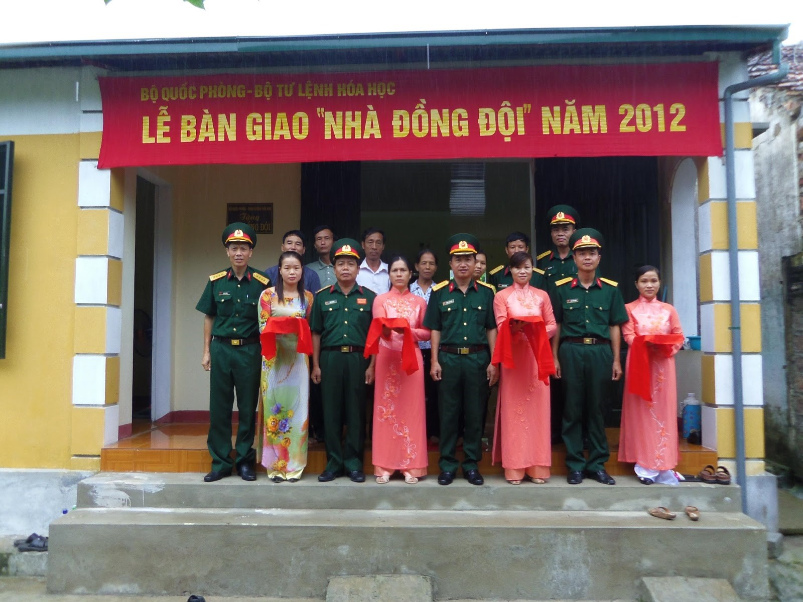 Đại tá Hoàng Xuân Dũng (Người đứng giữa) Ủy viên Thường vụ Đảng ủy, Phó Chính ủy Binh chủng Hóa học cắt băng khánh thành, tại Lễ bàn giao nhà đồng đội tặng gia đình quân nhân của Kho Khí tài 63