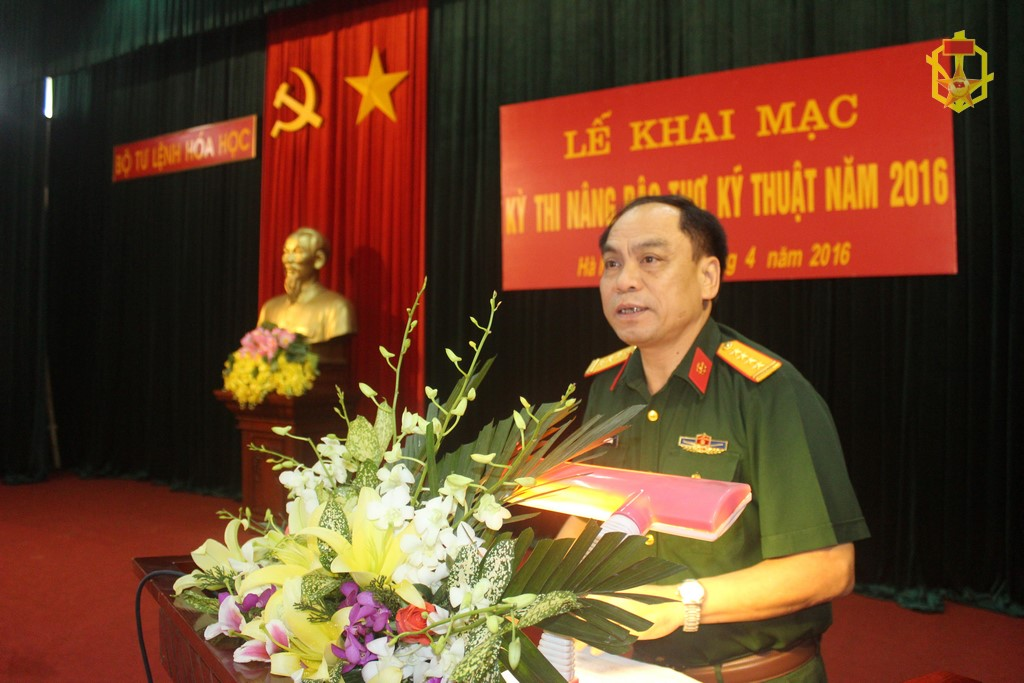 Đồng chí Đại tá Hoàng Bá Ngụ, Phó Tư lệnh Binh chủng Hóa học phát biểu khai mạc thi nâng bậc thợ kỹ thuật năm 2016