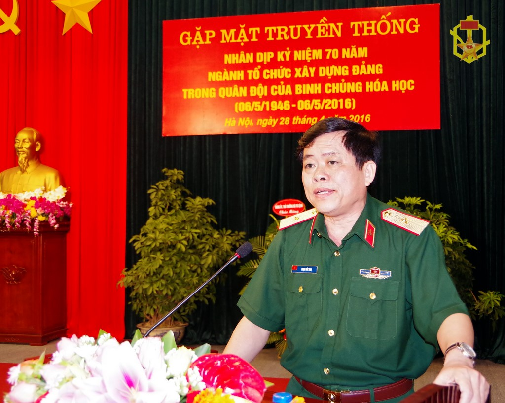 Đồng chí Thiếu tướng Phạm Đức Thọ, Bí thư Đảng ủy, Chính ủy Binh chủng phát biểu tại buổi gặp mặt.