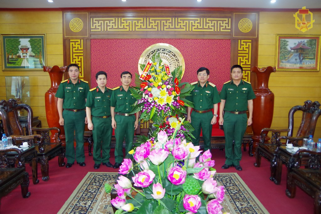 Ngành Hóa học Quân đoàn 2 tặng hoa chúc mừng nhân Ngày truyền thống Bộ đội Hóa học (19/4/1958 – 19/4/2016)