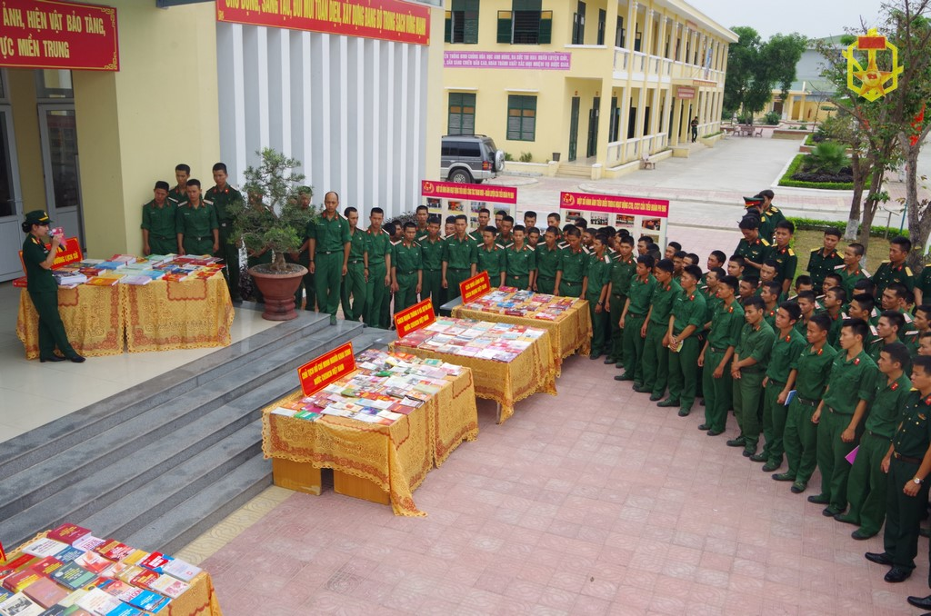 Nhân viên Thư viện Cục Chính trị giới thiệu sách về Quốc hội tại triển lãm