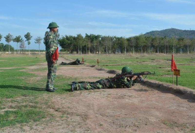 Cán bộ chiến sĩ biên phòng Tây Ninh thực hành bắn đạn thật có mang theo khí tài phòng hóa.