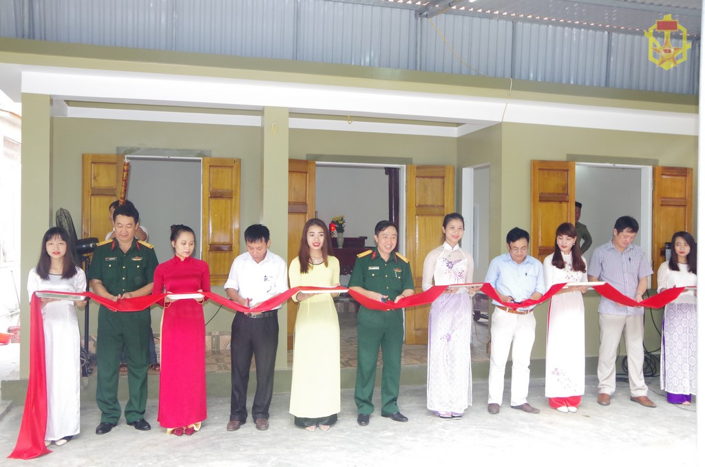 Bộ Tư lệnh Hóa học cùng với chính quyền địa phương xã Nghi Thái  cắt băng khánh thành và bàn giao ngôi nhà tình nghĩa cho bà Trương Thị Sâm