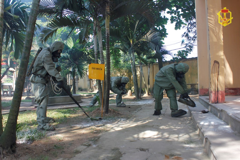 Huấn luyện thực hành trinh sát chất độc trong khu nhiễm tại Trung tâm Ứng cứu sự cố hóa chất độc, phóng xạ, hạt nhân khu vực miền Bắc