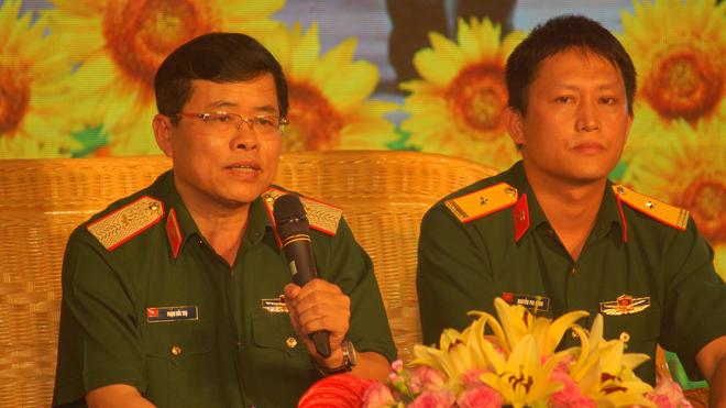 Thiếu tướng Phạm Đức Thọ, Bí thư Đảng ủy, Chính ủy Binh chủng Hóa học (bên trái) giao lưu với ĐVTN Binh chủng
