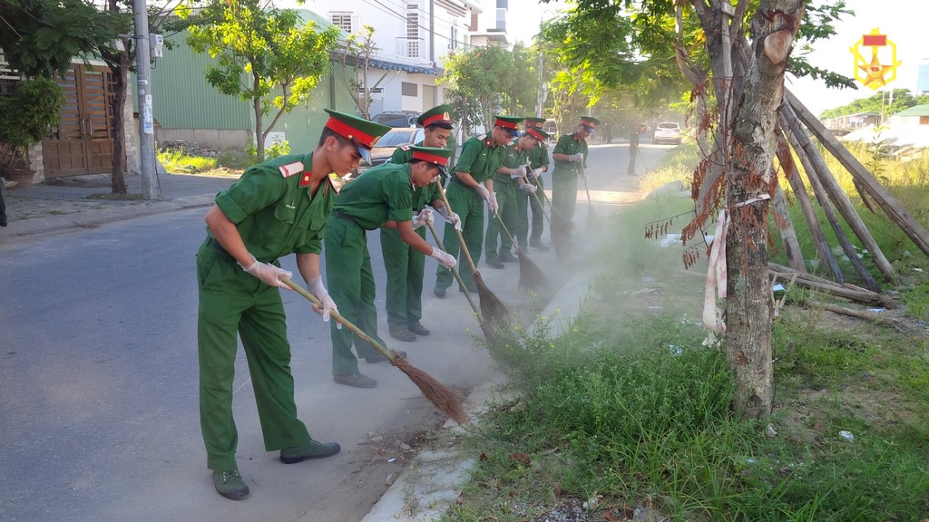 Chiến sĩ Tiểu đoàn 906 – Binh chủng Hóa học vệ sinh thu gom rác trên đường Huỳnh Ngọc Huệ - thành phố Đà Nẵng.