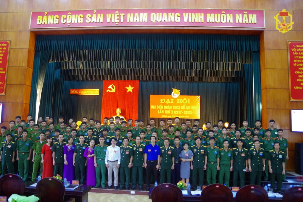 Ban Giám hiệu Nhà trường chụp ảnh lưu niệm cùng với các đại biểu về dự đại hội.