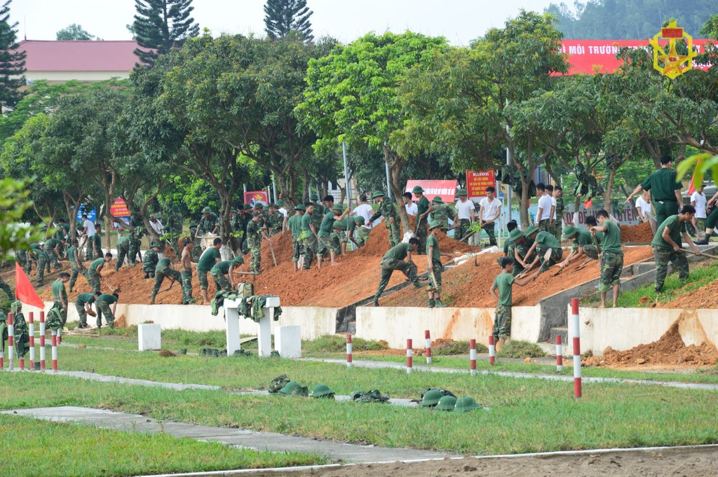 Cán bộ, chiến sĩ Lữ đoàn 86-Binh chủng Hóa học tu sửa doanh trại, cảnh quan đơn vị